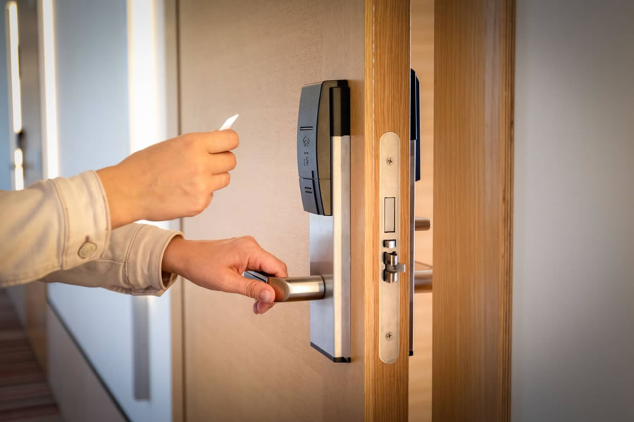 Cửa h&agrave;ng b&aacute;n kho&aacute; cửa v&acirc;n tay th&ocirc;ng minh Vinh Nghệ An